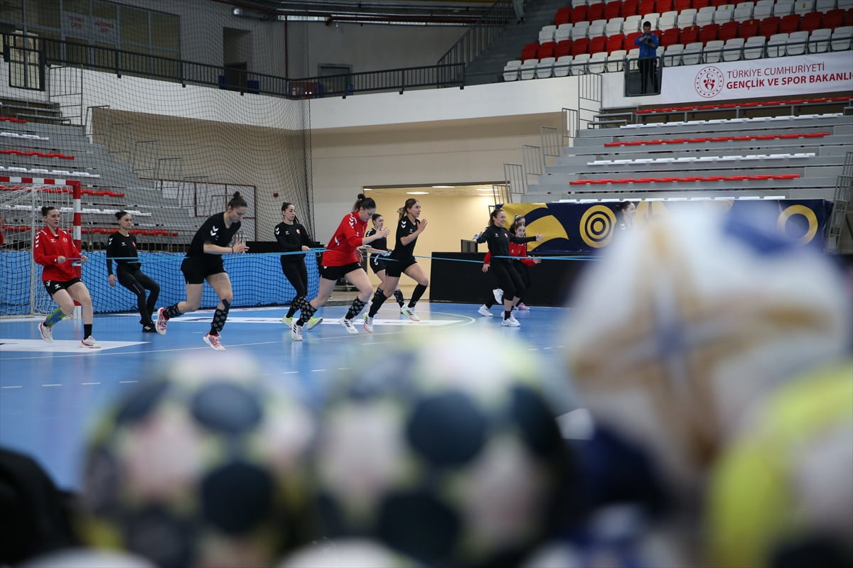 A Milli Kadın Hentbol Takımı, 2026 EHF Avrupa Kupası'nda Çekya ile yapacağı maçın hazırlıklarını...