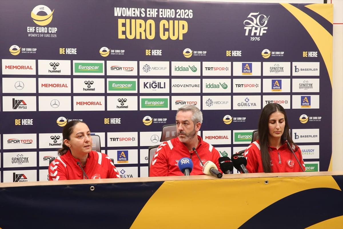 A Milli Kadın Hentbol Takımı Başantrenörü David Ginesta Montes (ortada) ​​​​​ile takım kaptanı...