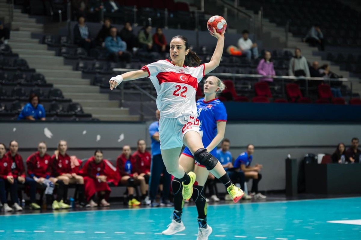 A Milli Kadın Hentbol Takımı ile Slovakya, hazırlık maçında, Prof. Dr. Yaşar Sevim Hentbol...