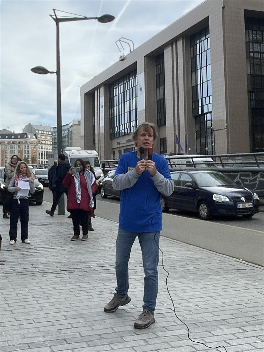 AB mensubu eski büyükelçiler, Brüksel'de Birliğin yönetildiği Komisyon binasının önünde bir araya...