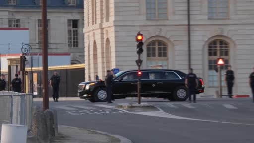 ABD Başkanı Donald Trump, Fransa Cumhurbaşkanı Emmanuel Macron ile Versay Sarayı’nda bir araya...