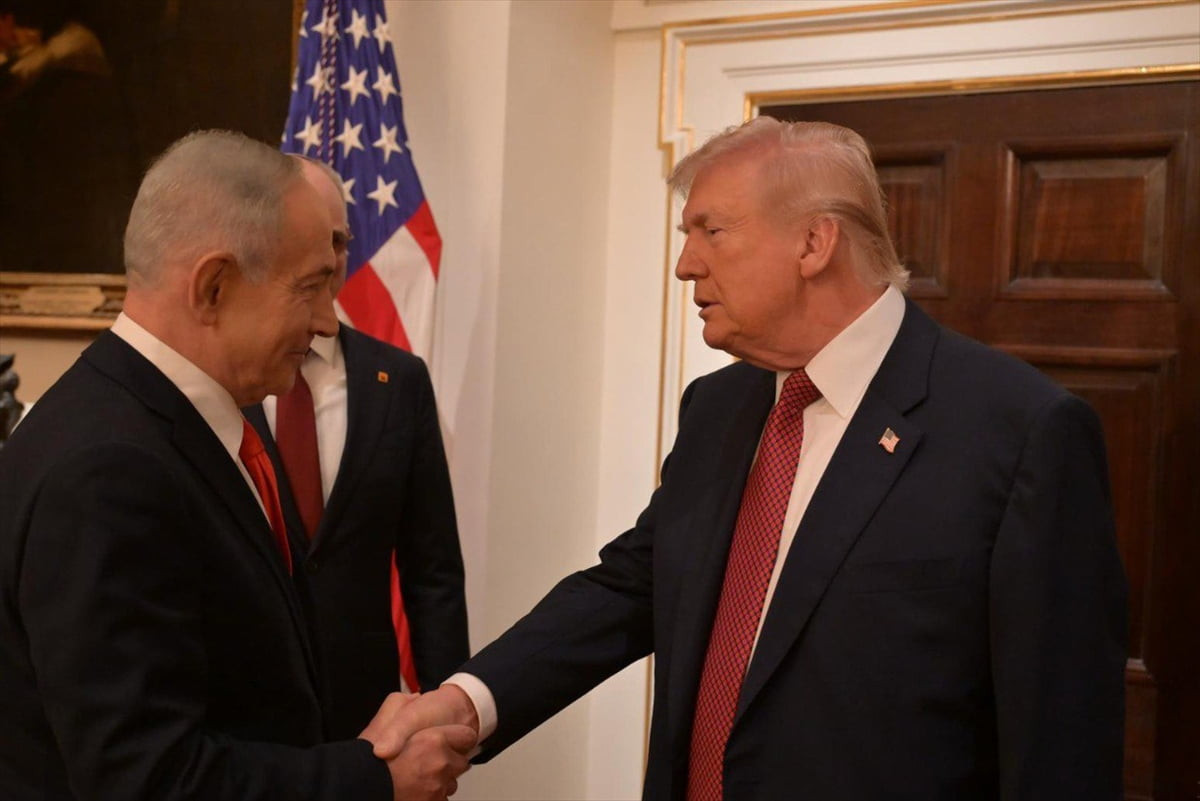 ABD Başkanı Donald Trump (sağda) ile İsrail Başbakanı Binyamin Netanyahu (solda) arasında Beyaz...