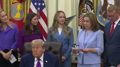 ABD Başkanı Donald Trump’ın Oval Ofis’te düzenlenen bir etkinlikte katılımcılar konuştuğu sırada...