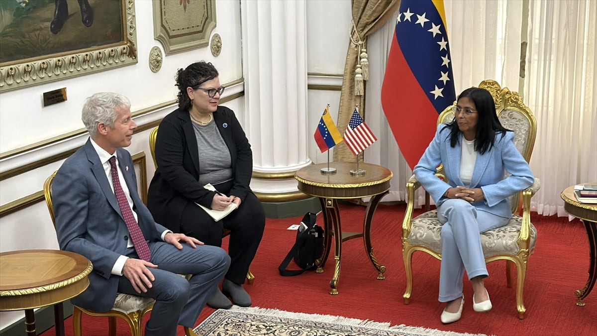 ABD Enerji Bakanı Chris Wright (solda), Venezuela Geçici Devlet Başkanı Delcy Rodriguez (sağda)...