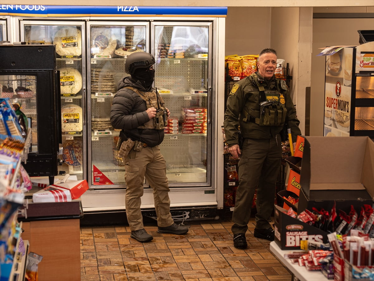 ABD Gümrük ve Sınır Muhafaza (CBP) Komutanı Gregory Bovino, Minnesota'daki bir benzinlikte...