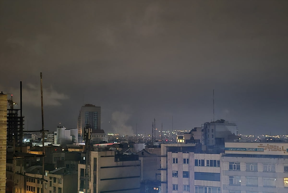 ABD-İsrail saldırılarının sürdüğü İran'ın başkenti Tahran'da art arda patlamalar meydana...