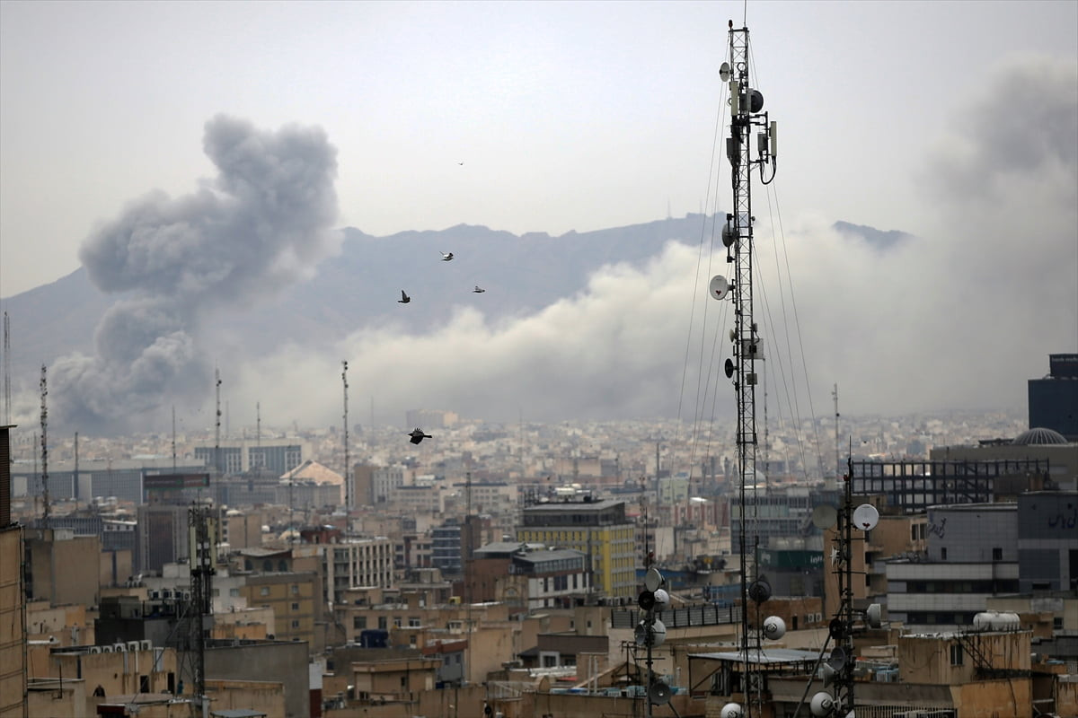 ABD-İsrail'in 28 Şubat'ta saldırı başlattığı İran'ın başkenti Tahran'da art arda patlama sesleri...