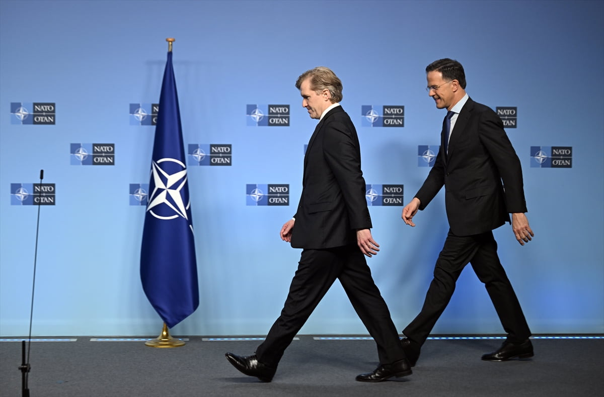 ABD Savunma Bakan Yardımcısı Elbridge Colby (solda), NATO Genel Sekreteri Mark Rutte (sağda) ile...