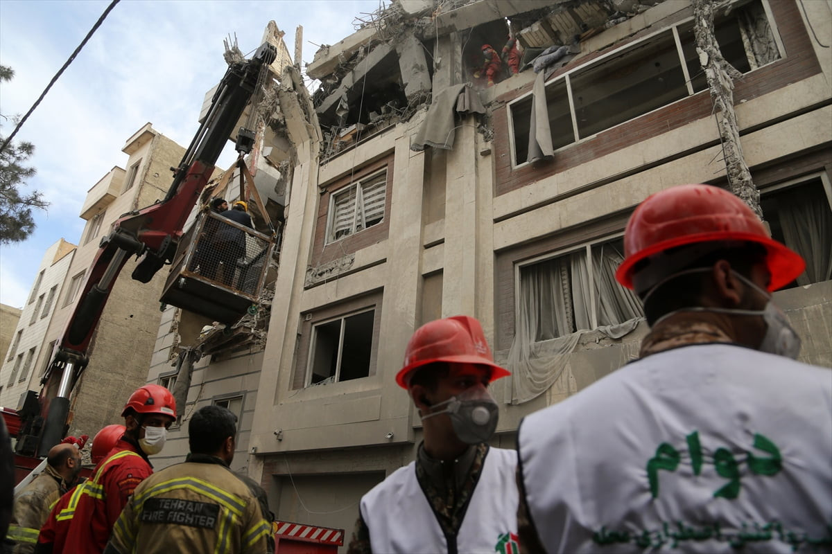 ABD ve İsrail'in İran'ın Tahran eyaletine bağlı Rey kentine gece yarısı düzenlediği saldırıda en...