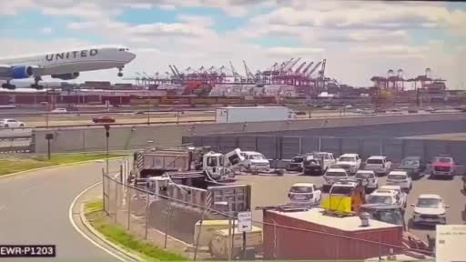 ABD'de Newark Liberty Uluslararası Havalimanı'na iniş yapan yolcu uçağı, seyir halindeki tıra...