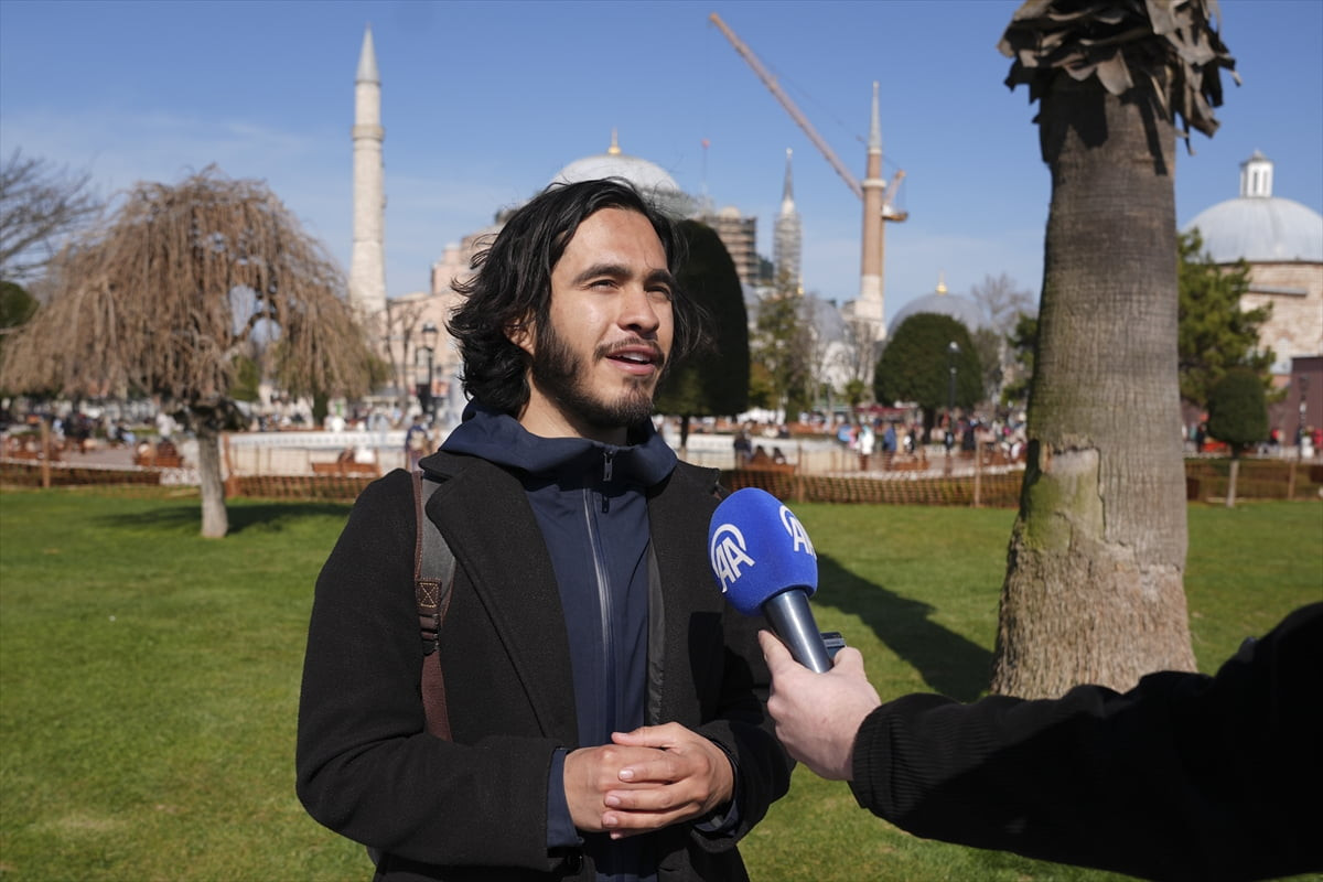 ABD'de yaşayan, birkaç yıl önce İslam'ı araştırarak Müslüman olan ve ramazan ayında İstanbul'daki...