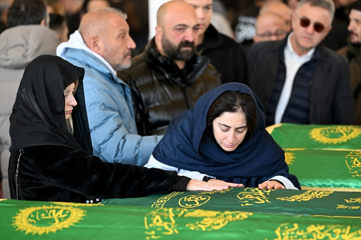 ABD'de zorunlu psikiyatrik muayene yapılması gerekçesiyle polis gözetiminde hastaneye götürülmeye...