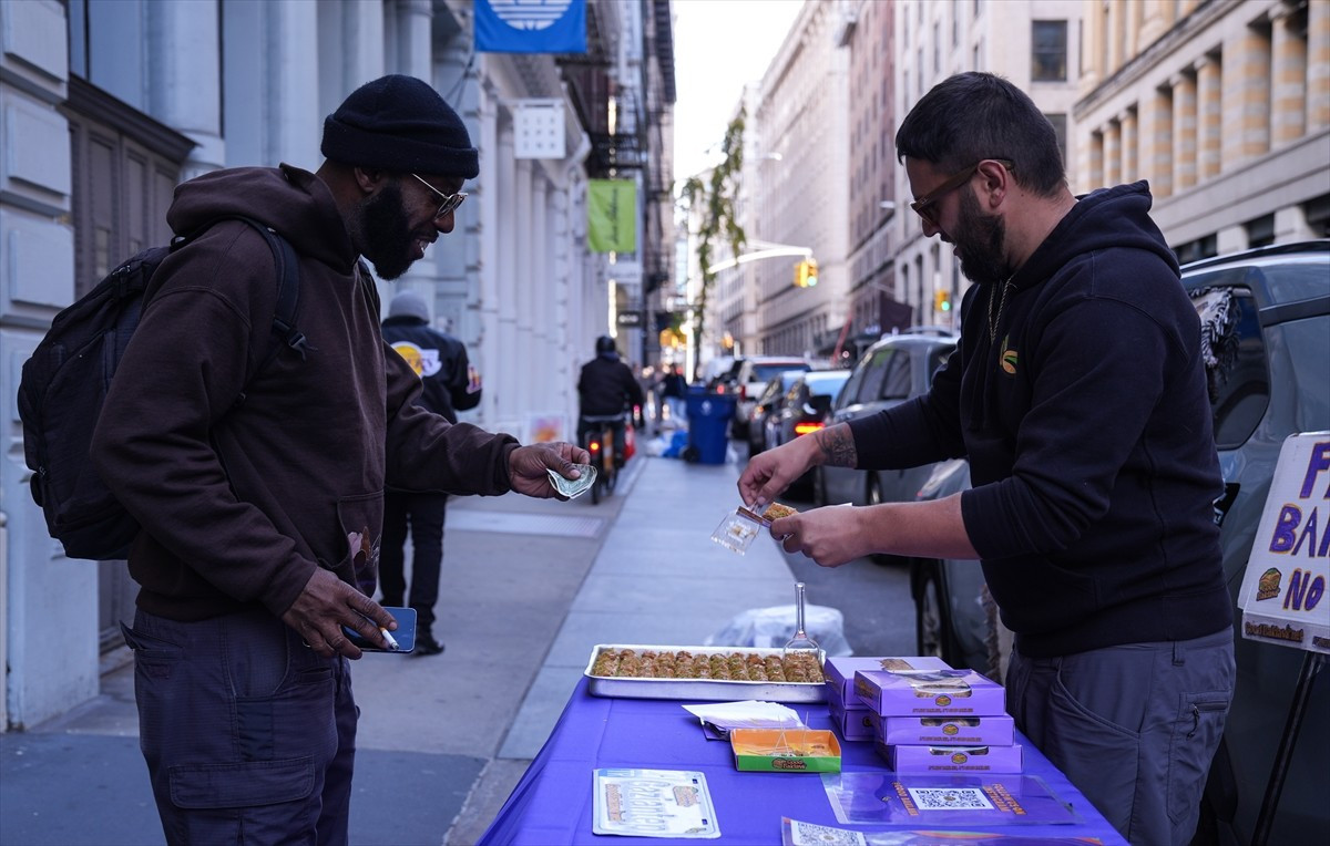 ABD’li Roy Donk, lezzetine hayran kaldığı Antep baklavasını kargoyla Türkiye'den getirerek New...