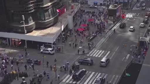 ABD’nin New York kentindeki Times Meydanı’nda art arda duyulan silah sesleri paniğe yol açtı....