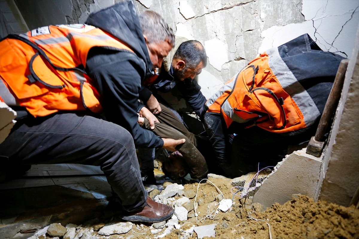 abluka altındaki Gazze Şeridi'nde, İsrail ordusunun saldırısıyla zarar gören bir binanın çökmesi...