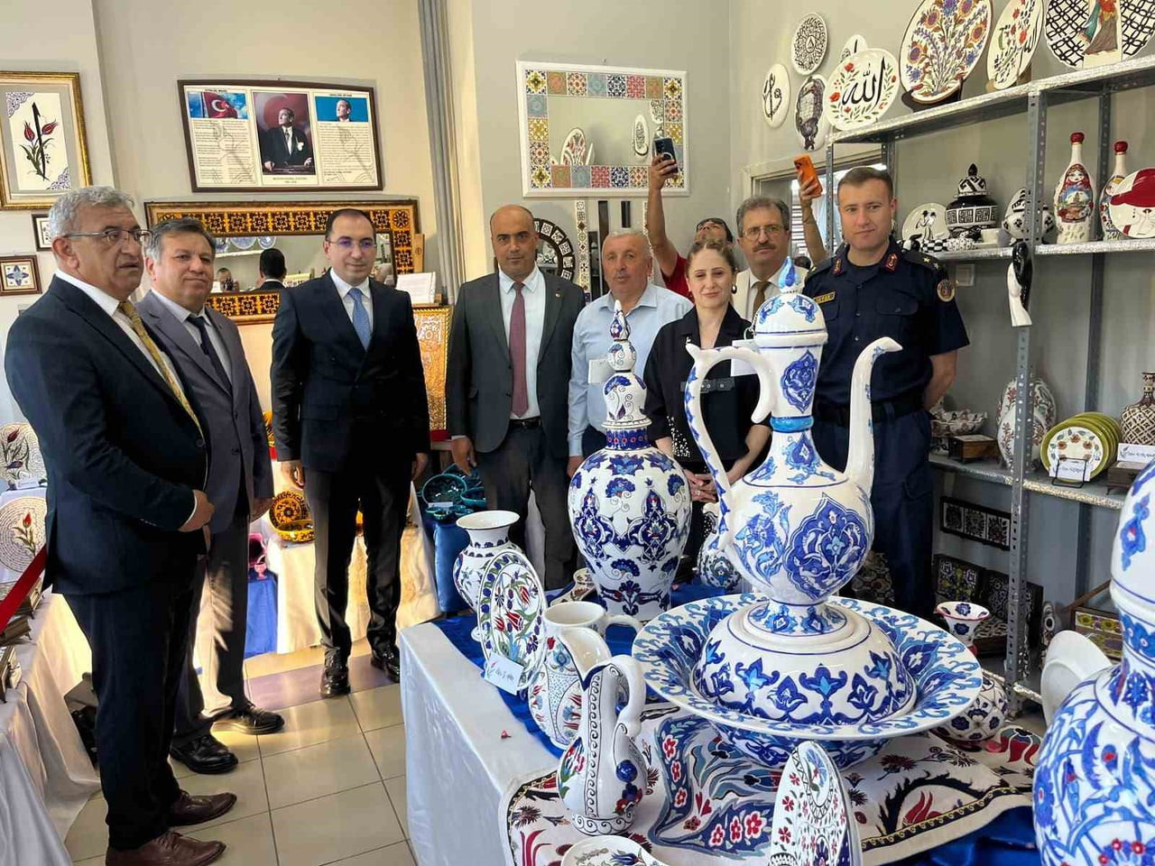 AÇILIŞ KURDELESİNİN KESİLMESİNİN ARDINDAN PROTOKOL ÜYELERİ VE DAVETLİLER SERGİ ALANINI GEZEREK...