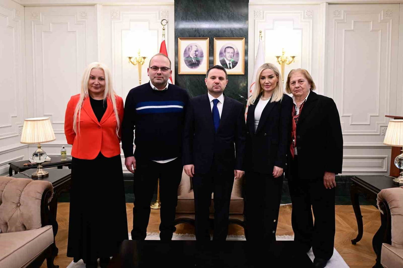 ADALET BAKANI AKIN GÜRLEK, 26 YIL ÖNCE KATLEDİLEN ÇAĞLA TUĞALTAY’IN AİLESİ İLE BİR ARAYA...