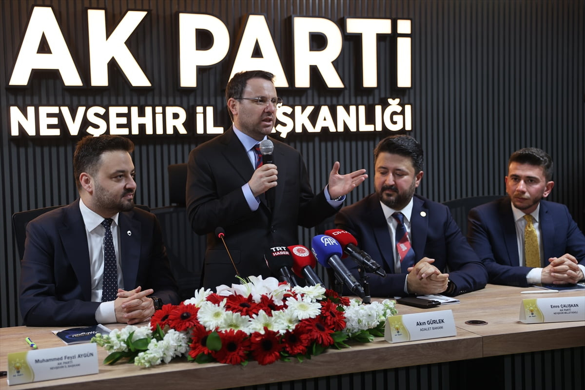 Adalet Bakanı Akın Gürlek, AK Parti İl Başkanlığını ziyaret ederek İl Başkanı Muhammed Feyzi Aygün...