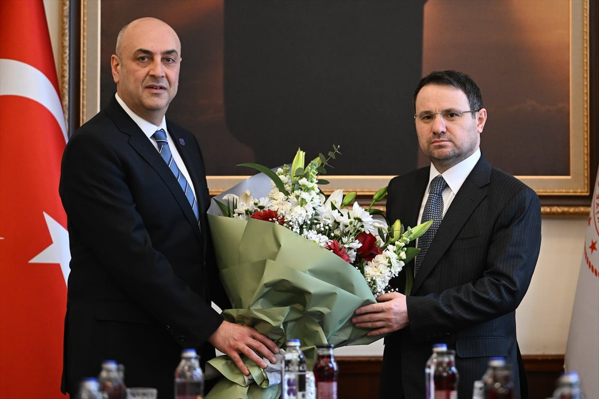 Adalet Bakanı Akın Gürlek, Ankara 2 No'lu Baro Başkanı Gökhan Ağdemir (solda) ve yönetimini...