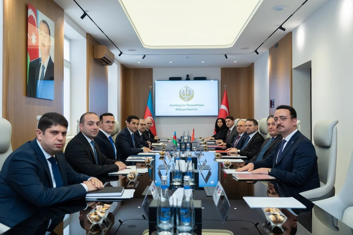 ADALET BAKANI AKIN GÜRLEK, AZERBAYCAN ADALET BAKANI FARİD AHMADOV İLE BİR ARAYA GELDİ.