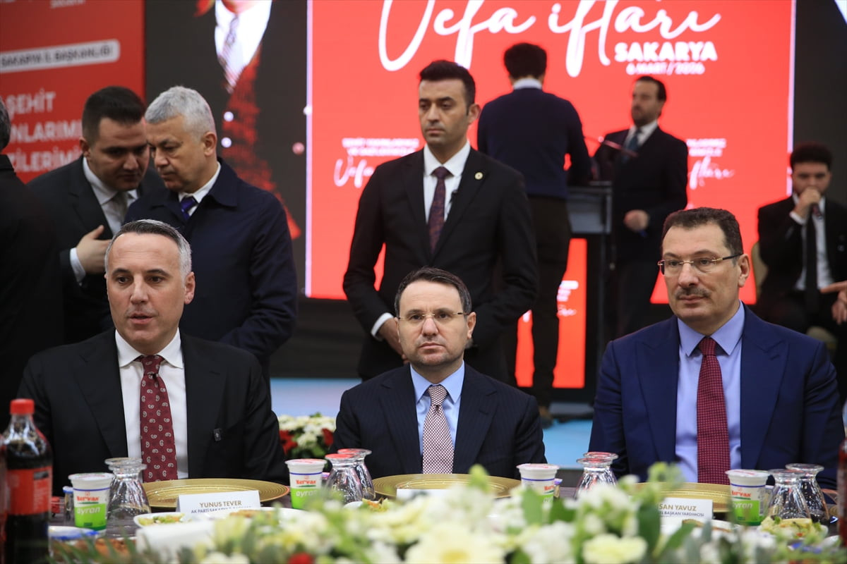 Adalet Bakanı Akın Gürlek (ortada), AK Parti Sakarya İl Başkanlığınca düzenlenen gazi ve şehit...