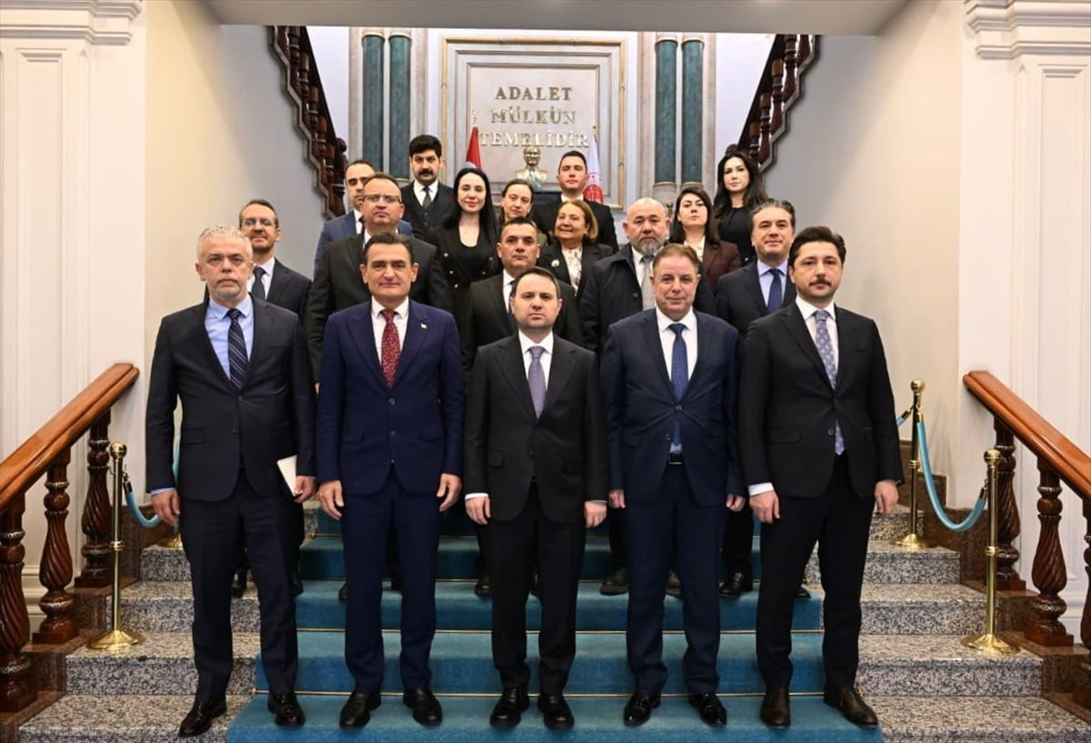 Adalet Bakanı Akın Gürlek (ortada), KKTC İçişleri Bakanı Dursun Oğuz (sağ 2) ve heyetiyle...