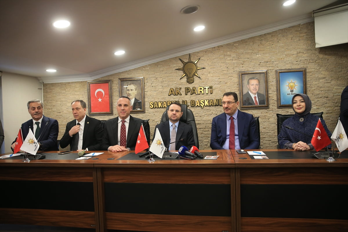 Adalet Bakanı Akın Gürlek (sağ 3), Sakarya'da ziyaretler gerçekleştirdi. Bazı programlar için...