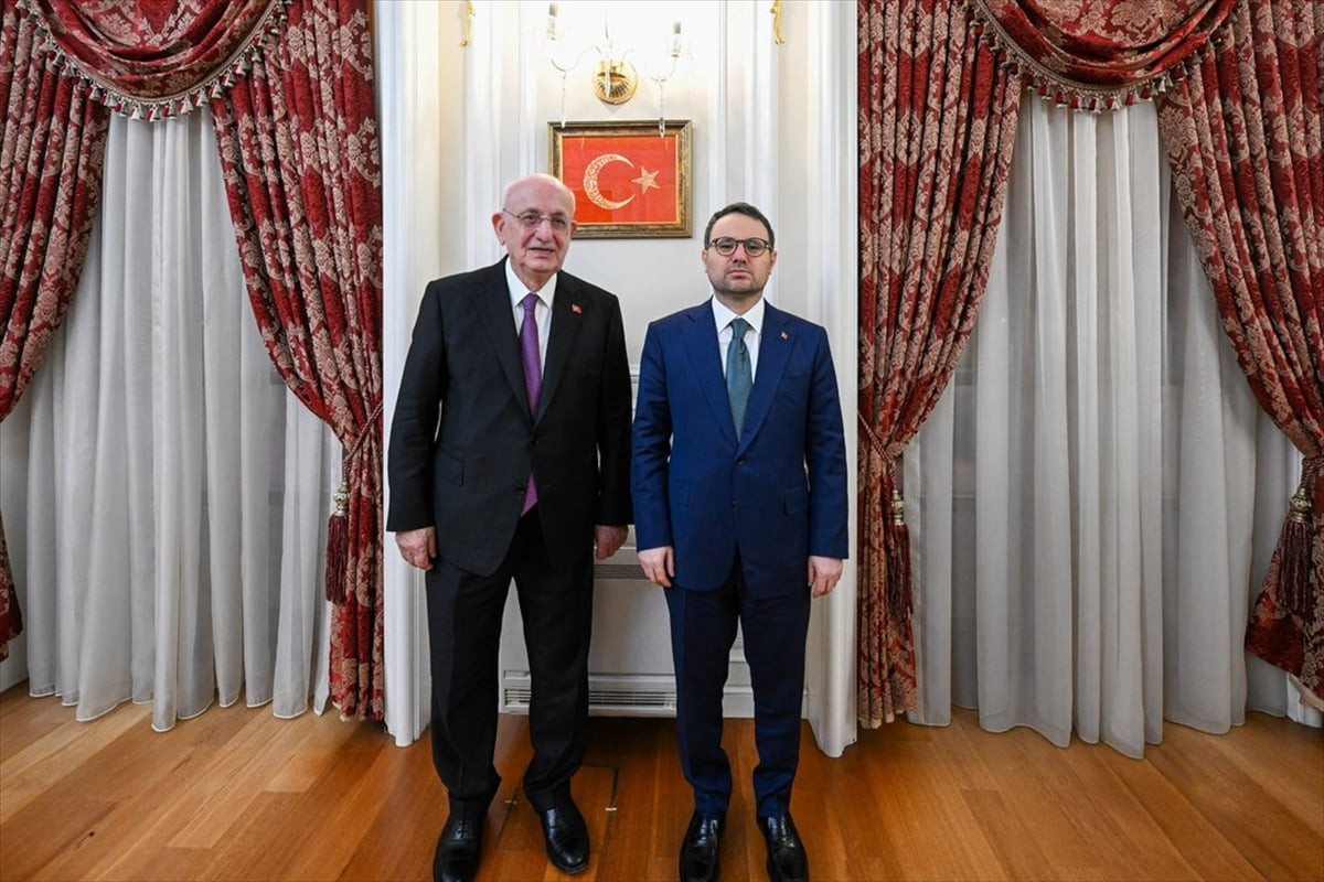 Adalet Bakanı Akın Gürlek (sağda), eski TBMM Başkanı İsmail Kahraman (solda) ile görüştü.