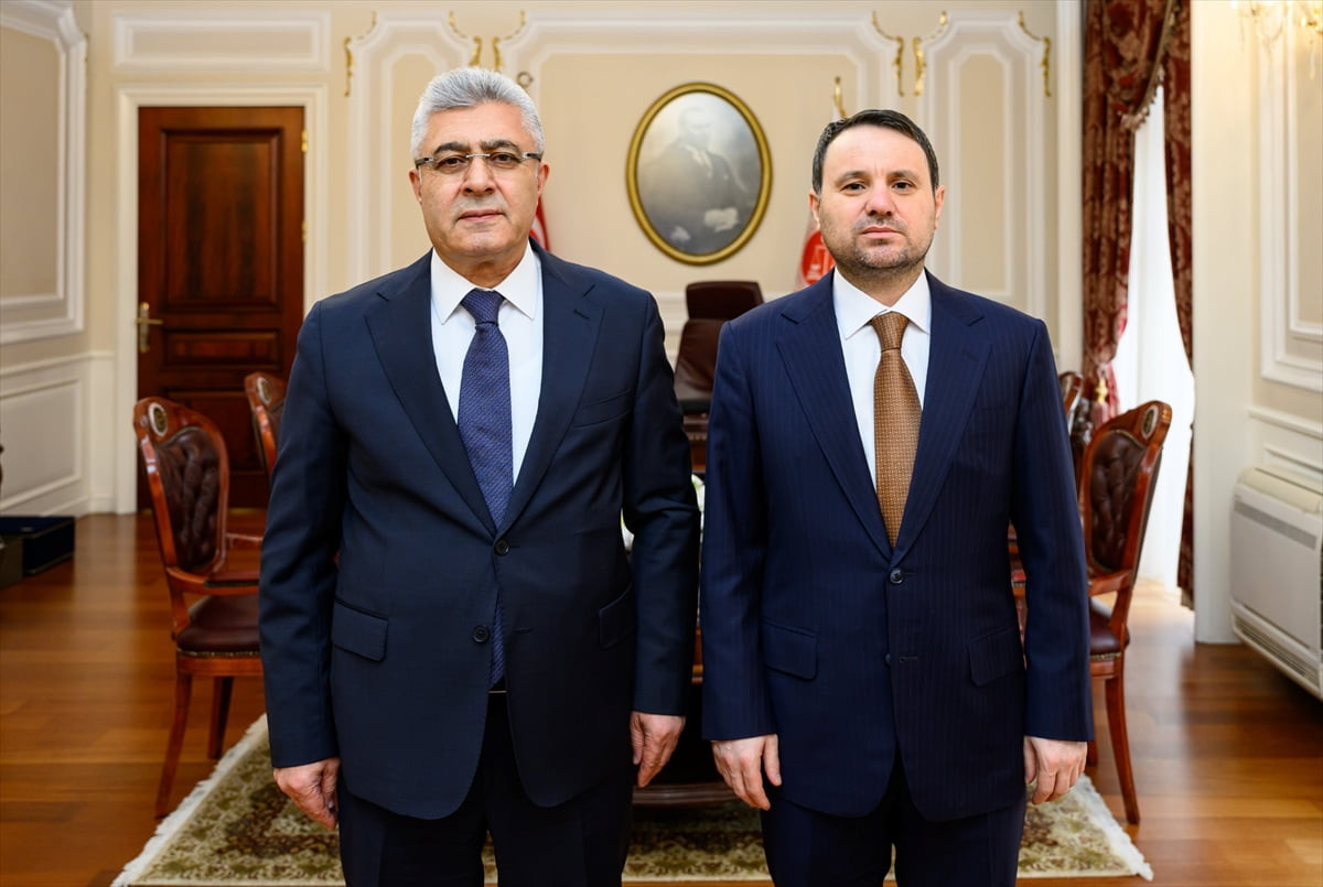 Adalet Bakanı Akın Gürlek (sağda), Yargıtay Cumhuriyet Başsavcısı Muhsin Şentürk'le (solda)...