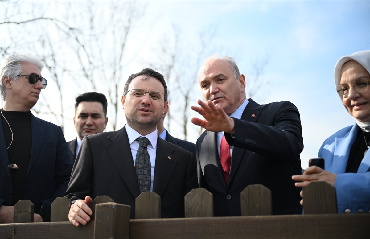 Adalet Bakanı Akın Gürlek (sol 2), Düzce'de Konuralp bölgesindeki Prusias Ad Hypium Antik Kenti'ni...