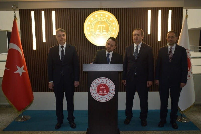 ADALET BAKANI AKIN GÜRLEK VE BAKAN YARDIMCISI SEDAT AYYILDIZ, KOCAELİ ADLİYESİNİ ZİYARET EDEREK...