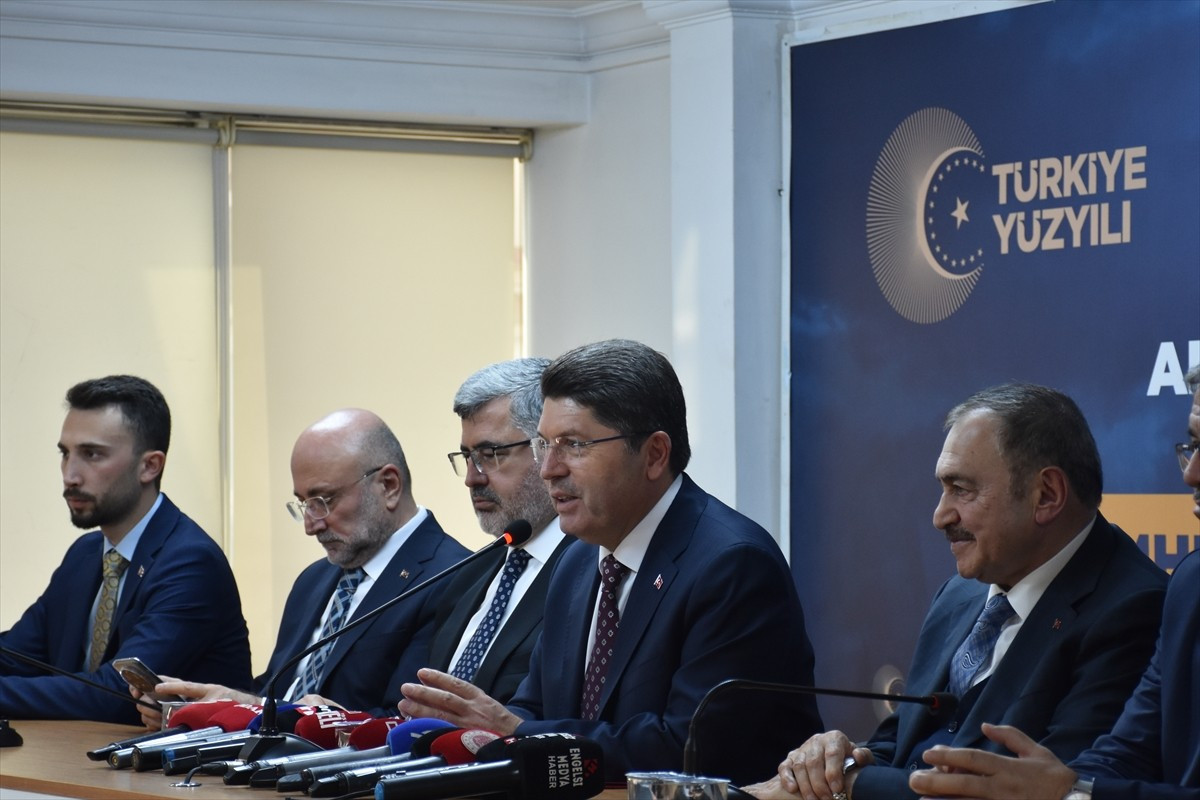 Adalet Bakanı Yılmaz Tunç, AK Parti Afyonkarahisar İl Başkanlığını ziyaret etti.