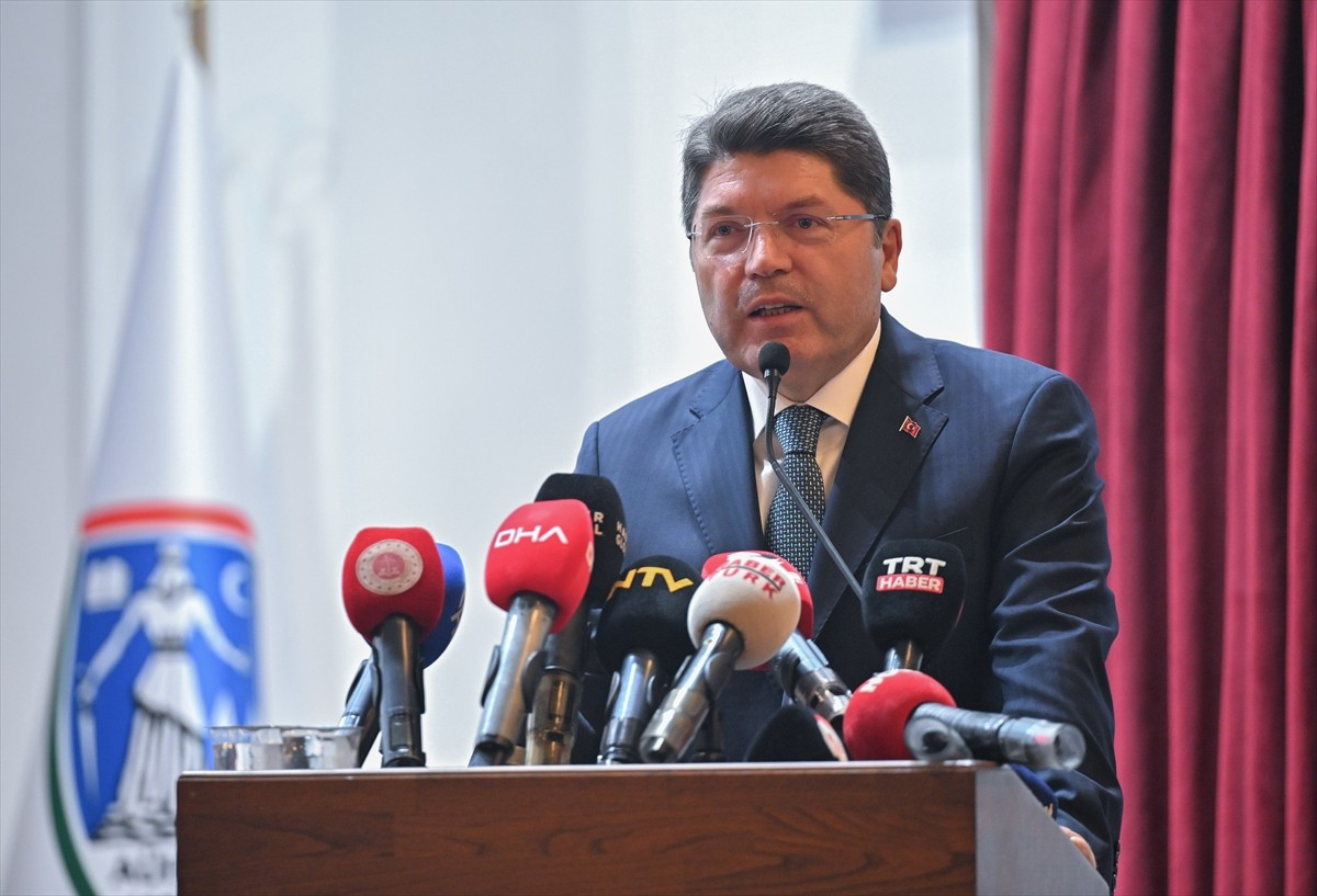 Adalet Bakanı Yılmaz Tunç, Ankara Üniversitesi (AÜ) Hukuk Fakültesinin kuruluşunun 100. yıl dönümü...