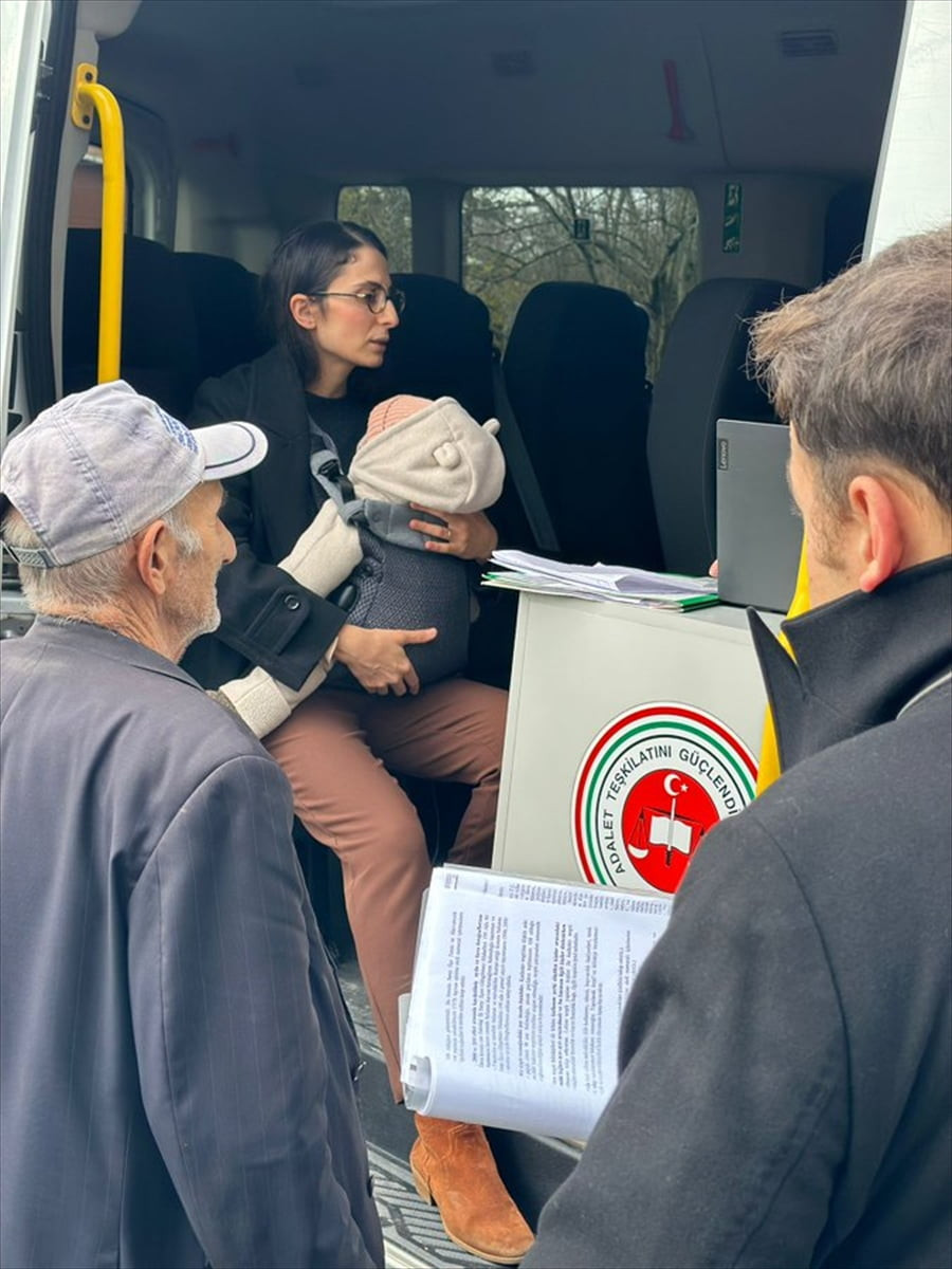 Adalet Bakanı Yılmaz Tunç, baktığı bir kadastro davası için kucağında bebeğiyle keşfe çıkan kadın...