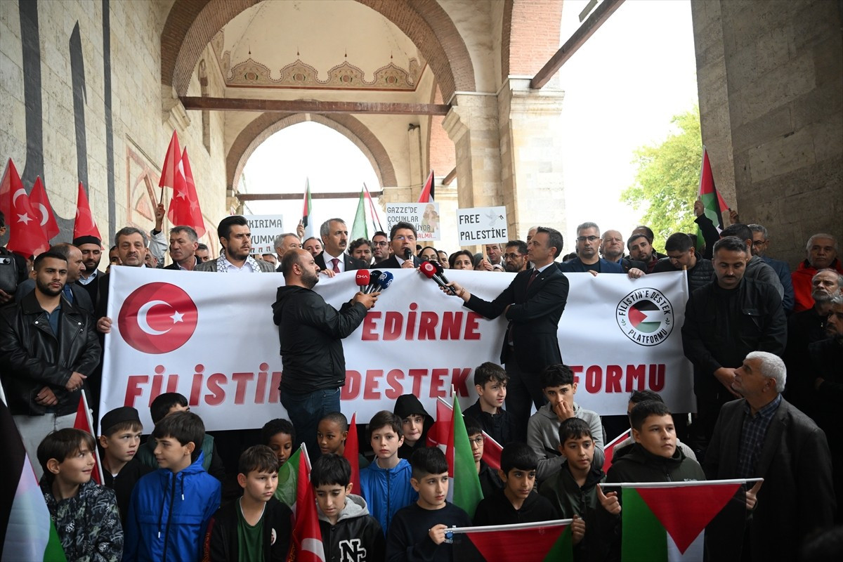 Adalet Bakanı Yılmaz Tunç, Edirne Eski Cami'de cuma namazı çıkışı, İsrail'in Küresel Sumud...