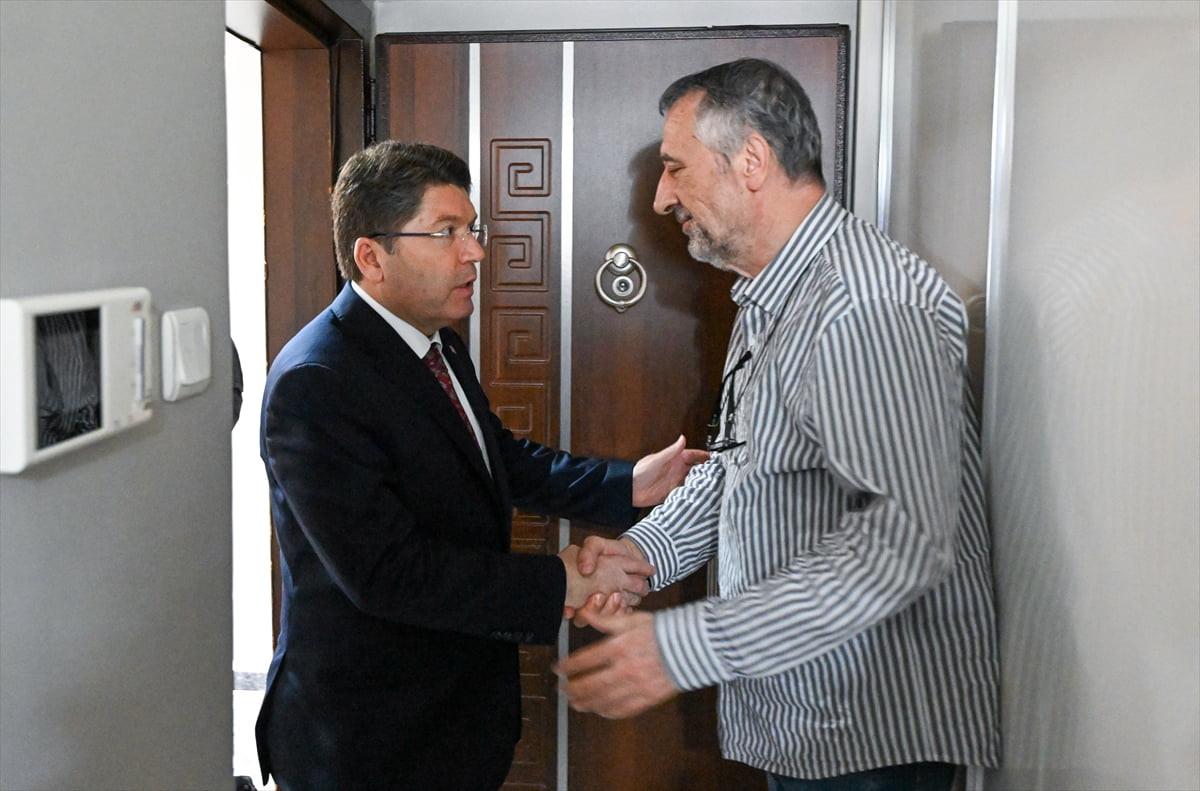 Adalet Bakanı Yılmaz Tunç, İstanbul'un Güngören ilçesinde çıkan kavgada bıçaklanarak hayatını...