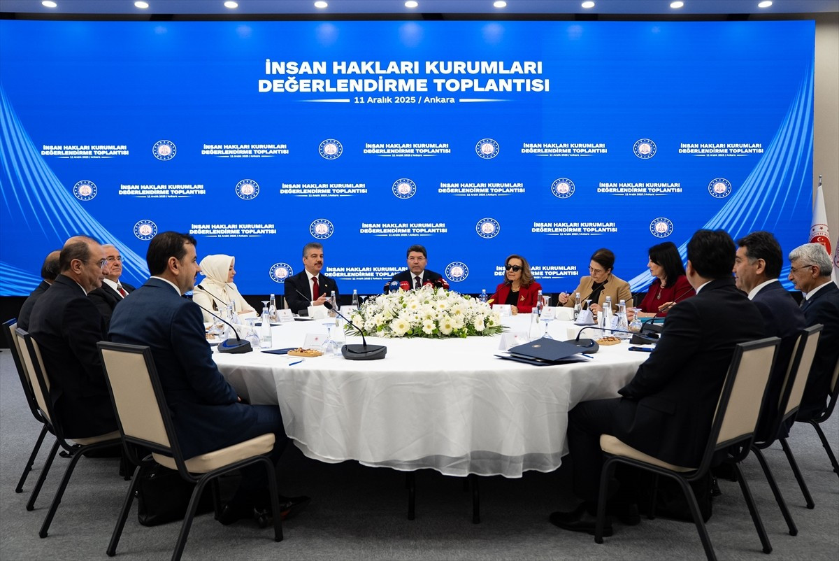 Adalet Bakanı Yılmaz Tunç (ortada), Dikmen'deki Ankara Hakimevi'nde düzenlenen İnsan Hakları...