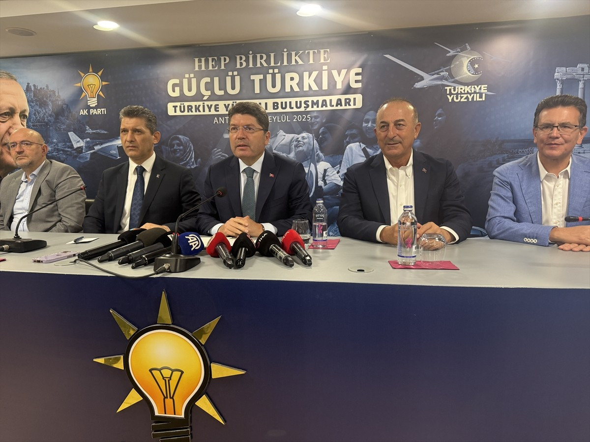 Adalet Bakanı Yılmaz Tunç (ortada), Türkiye Yüzyılı Buluşmaları programı kapsamında AK Parti...