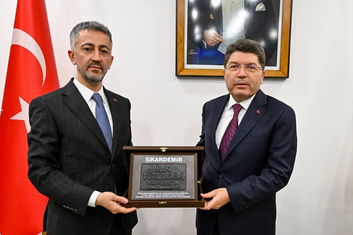 Adalet Bakanı Yılmaz Tunç (sağda), Karabük Demir ve Çelik Fabrikalarını (KARDEMİR) ziyaret etti....