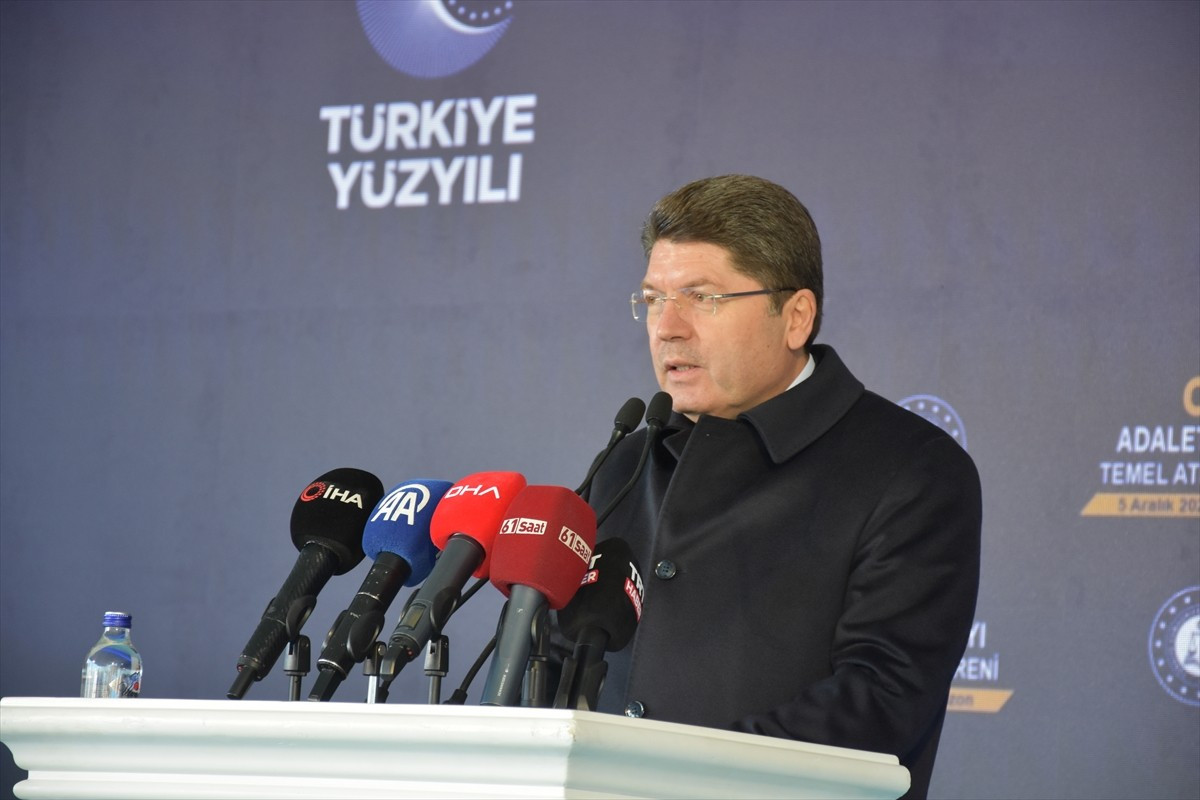 Adalet Bakanı Yılmaz Tunç, temaslarda bulunmak üzere geldiği Trabzon'da gazetecilerin sorularını...