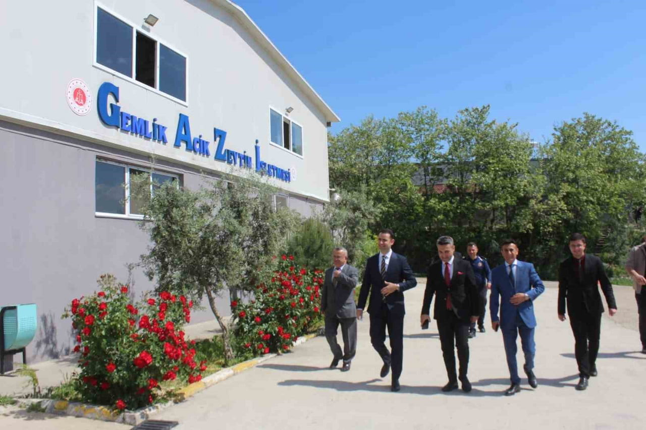 ADALET BAKANLIĞI HEYETİ, GEMLİK CEZA İNFAZ KURUMU’NDA ÜRETİM ATÖLYELERİ VE HÜKÜMLÜLERE YÖNELİK...