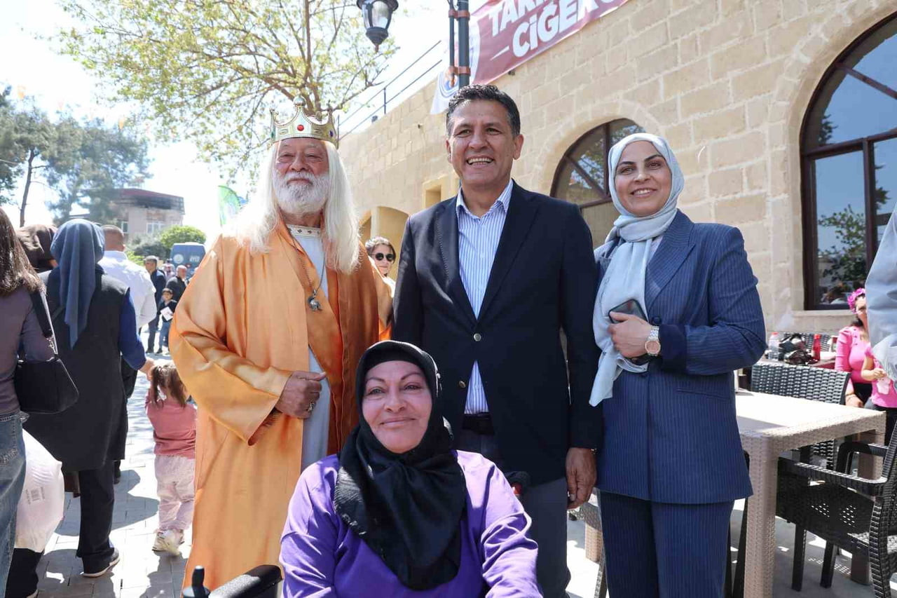 ADANA KRALI HÜSEYİN ŞEN VE KOZAN BELEDİYE BAŞKANI FESTİVAL ALANINDA VATANDAŞLARLA BİR ARAYA...