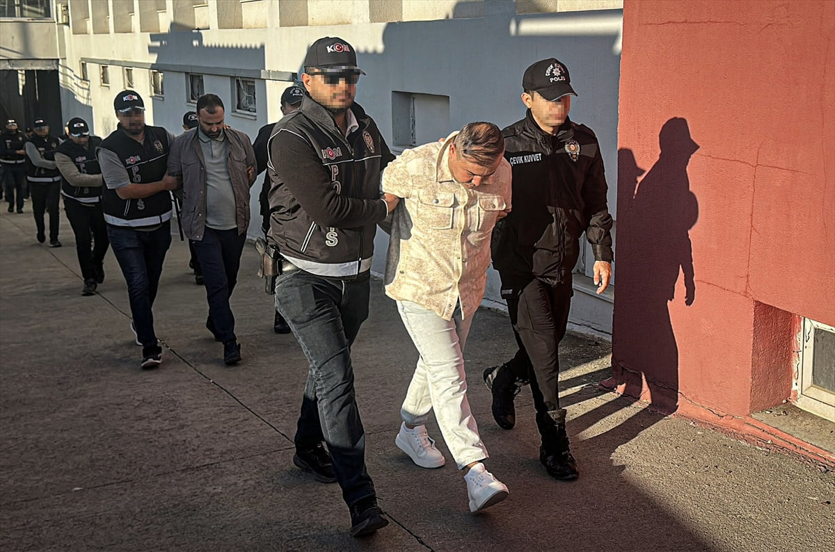 Adana merkezli 10 ilde çıkar amaçlı suç örgütüne yönelik düzenlenen operasyonda gözaltına alınan...