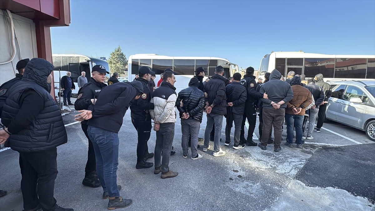 Adana merkezli 10 ilde kanser ilacı ve uyuşturucu etkili hapları usulsüz sattıkları iddiasıyla...