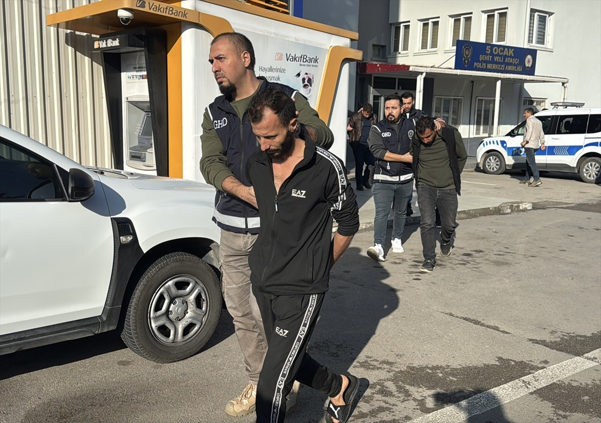 Adana merkezli 3 ilde düzenlenen operasyonda göçmen kaçakçılığı yaptıkları gerekçesiyle gözaltına...