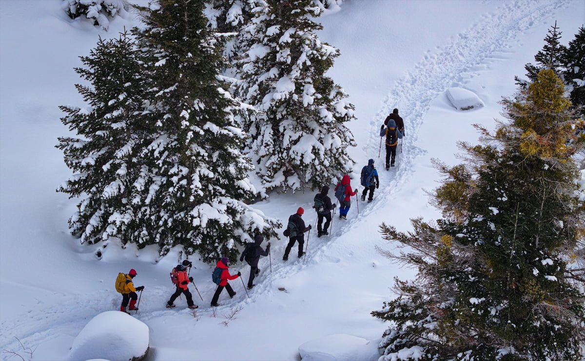 Adana, Niğde ve Kayseri sınırlarında yer alan Aladağlar, kar yağışıyla beyaza bürünen eteklerinde...