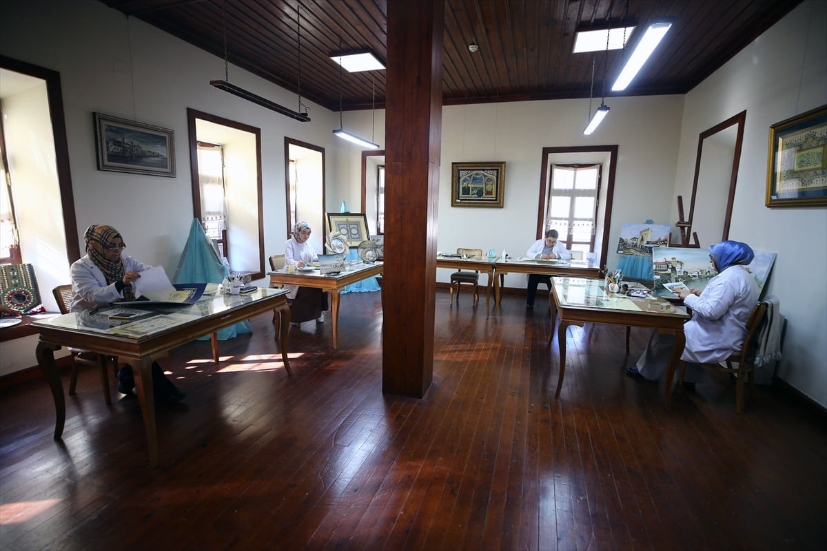 Adana Olgunlaşma Enstitüsünde görevli usta öğreticiler, tarihi ve kültürel unsurları rölyef...