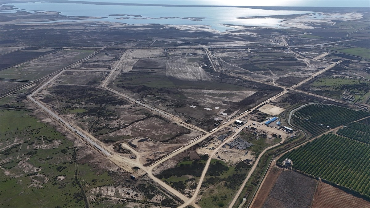 Adana Valiliğince, Karataş ilçesinde yapımı süren tarıma dayalı sera ve su ürünleri ihtisas...