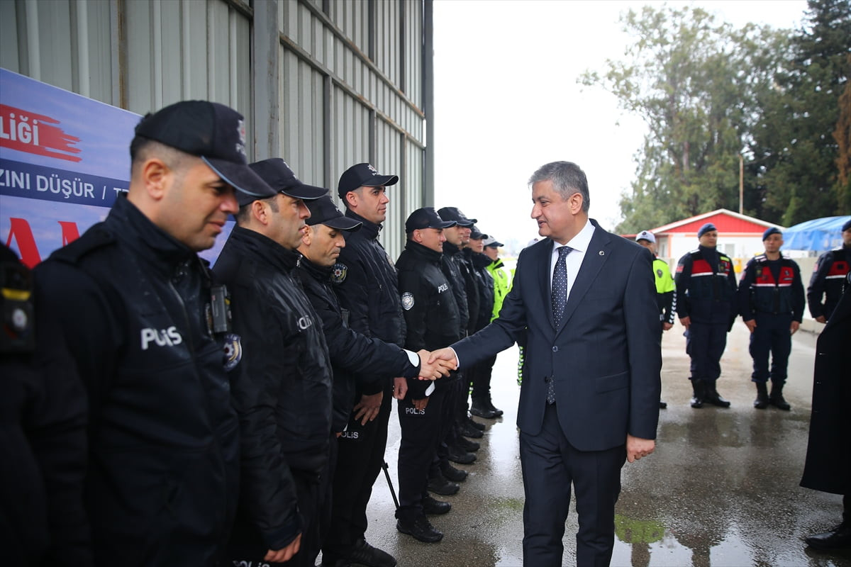 Adana Valisi Mustafa Yavuz (sağda), Ramazan Bayramı arifesi dolayısıyla emniyet ve jandarma...