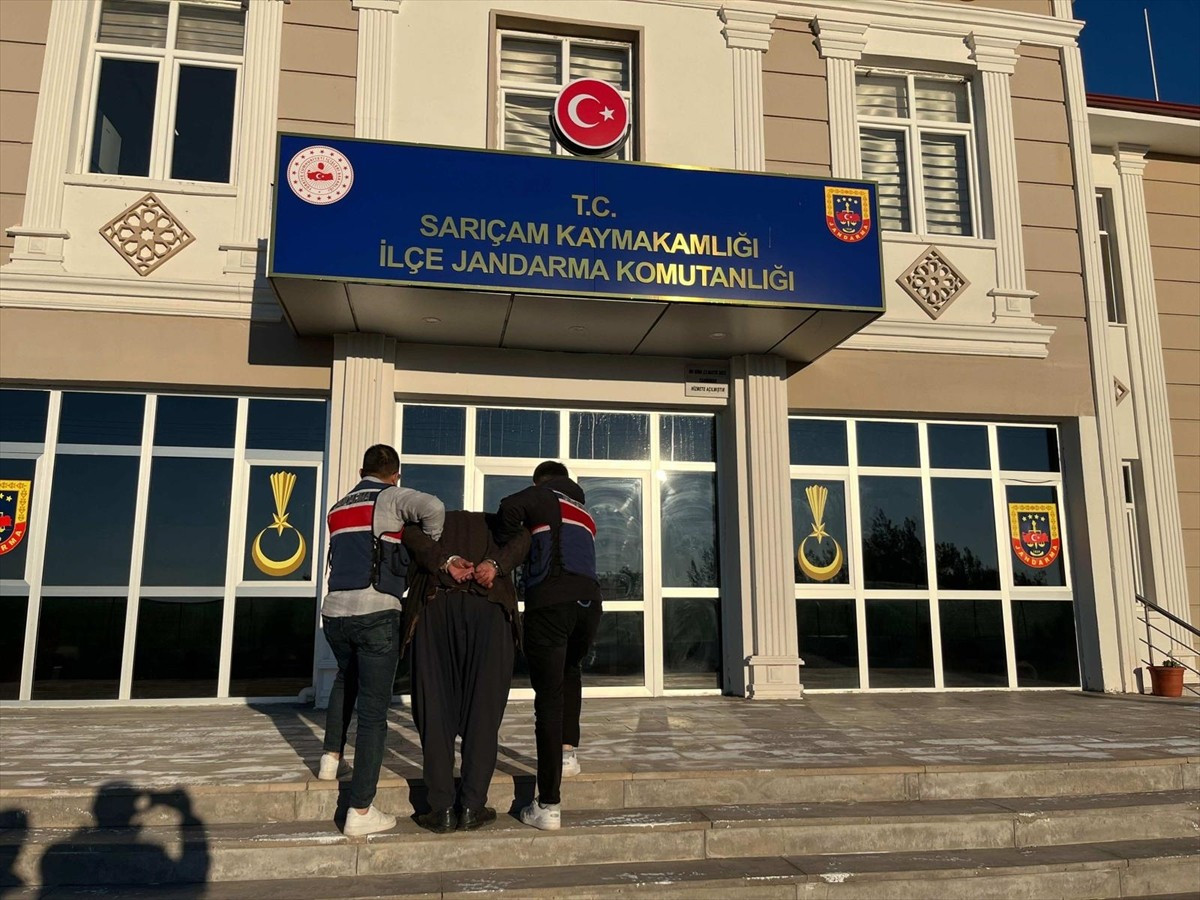 Adana'da 15 yıl kesinleşmiş hapis cezasıyla aranan hükümlü jandarma ekiplerince yakalandı.